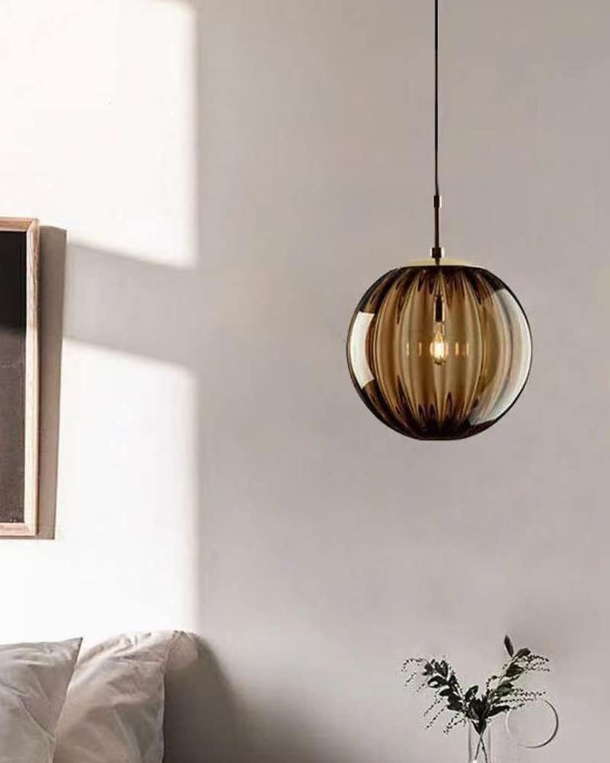 GlanzKugel | Pendelleuchte – Handgefertigte Eleganz aus Glas und Metall