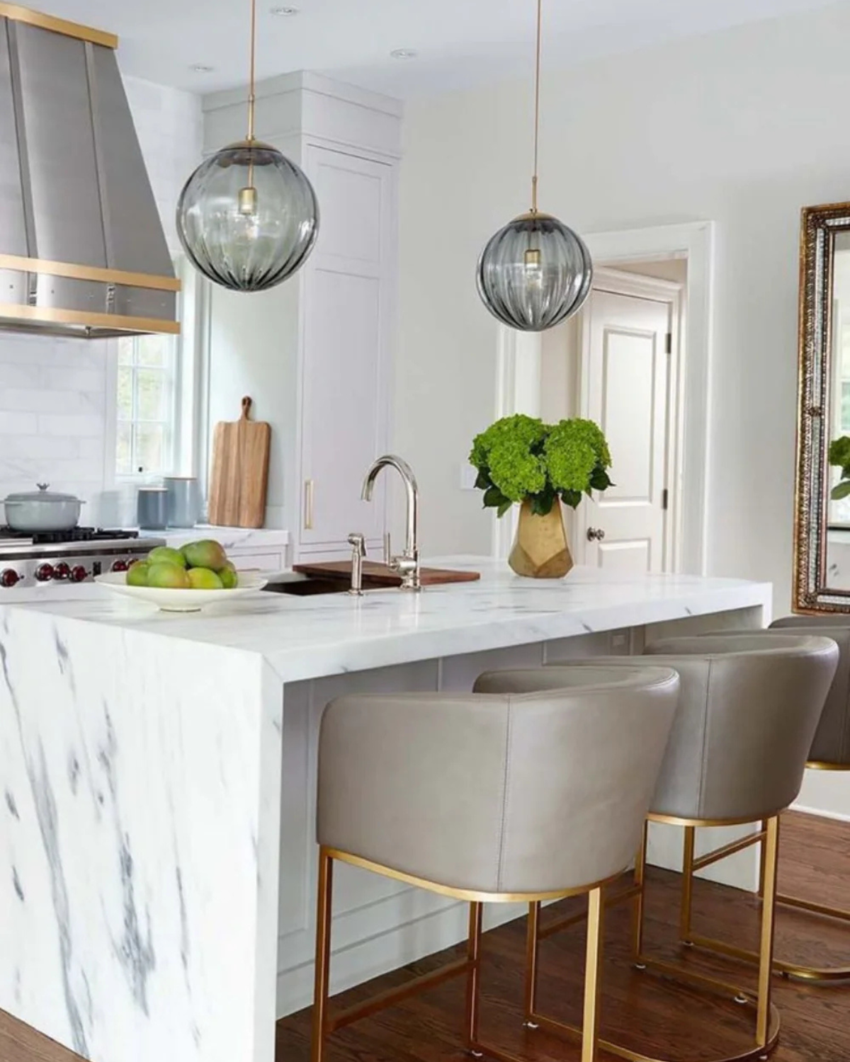 GlanzKugel | Pendelleuchte – Handgefertigte Eleganz aus Glas und Metall
