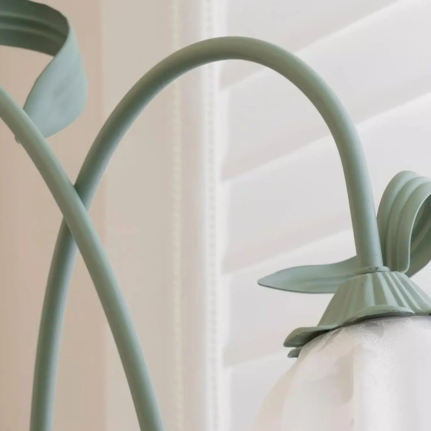 Floréa | Elegante Blüten-Stehleuchte – Ein stilvoller Akzent für Ihr Zuhause