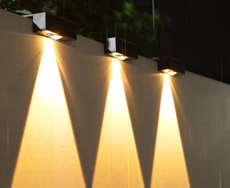 LichtWacht Solar | 4er-Pack Elegante Wetterfeste Außenleuchte - Stilvolle Sicherheit für Ihren Außenbereich
