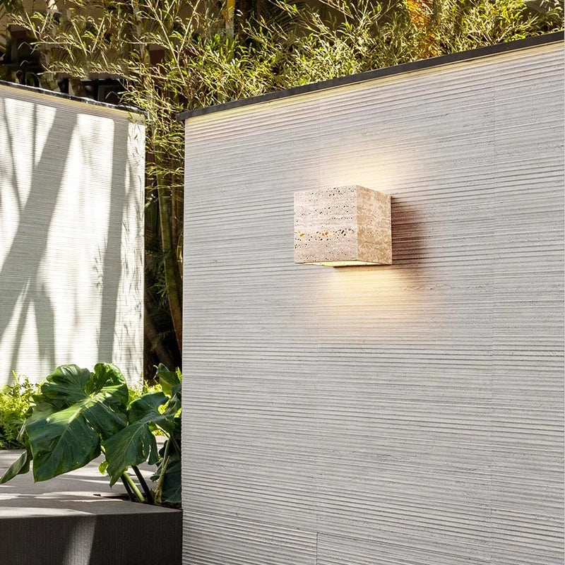 SteinLuxe | Elegante Travertin Außenwandleuchte für stilvolle und wetterfeste Beleuchtung