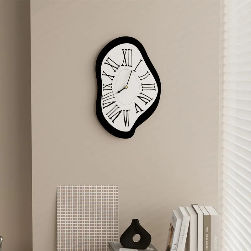 Moderne Surreale Wanddekoruhr │ Salvador Garden Dali Design mit Römischen Ziffern