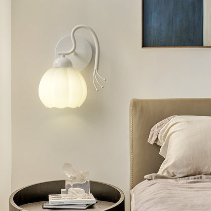 Elegante französische Blumenbecher-Wandleuchte aus Eisen und Glas - 1/2-flammig für Schlafzimmer