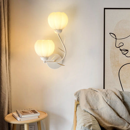 Elegante französische Blumenbecher-Wandleuchte aus Eisen und Glas - 1/2-flammig für Schlafzimmer