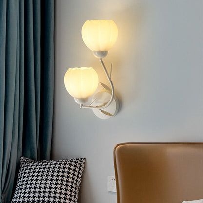 Elegante französische Blumenbecher-Wandleuchte aus Eisen und Glas - 1/2-flammig für Schlafzimmer