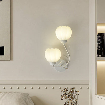 Elegante französische Blumenbecher-Wandleuchte aus Eisen und Glas - 1/2-flammig für Schlafzimmer