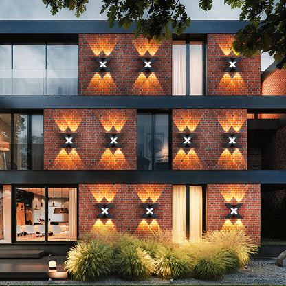 KreuzLicht | Elegante X-förmige LED-Wandleuchte für den Außenbereich