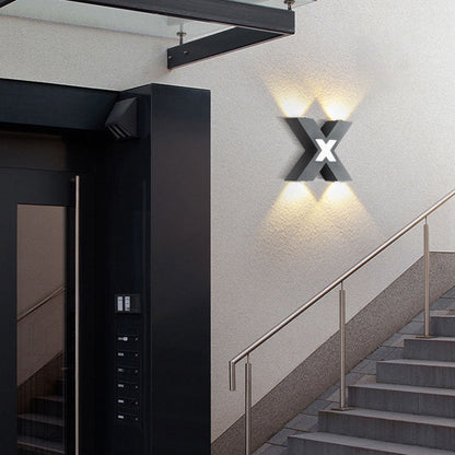 KreuzLicht | Elegante X-förmige LED-Wandleuchte für den Außenbereich