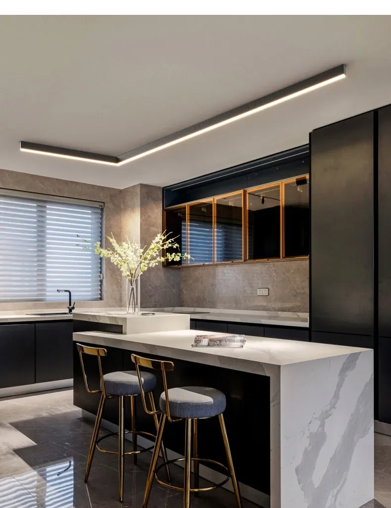 Schwarze LineaLux LED-Deckenleuchte über einem modernen Esstisch montiert