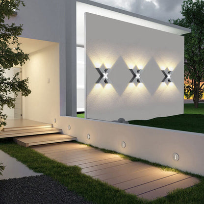 KreuzLicht | Elegante X-förmige LED-Wandleuchte für den Außenbereich
