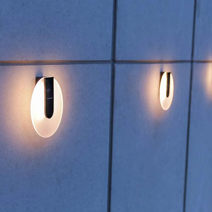AcrylEdge | Elegante solarbetriebene Außenwandleuchte mit modernem Acryl-Design