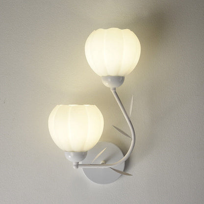 Elegante französische Blumenbecher-Wandleuchte aus Eisen und Glas - 1/2-flammig für Schlafzimmer
