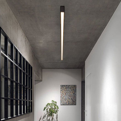 Nahaufnahme der schwarzen LineaLux LED-Deckenleuchte mit hochwertigen Materialien