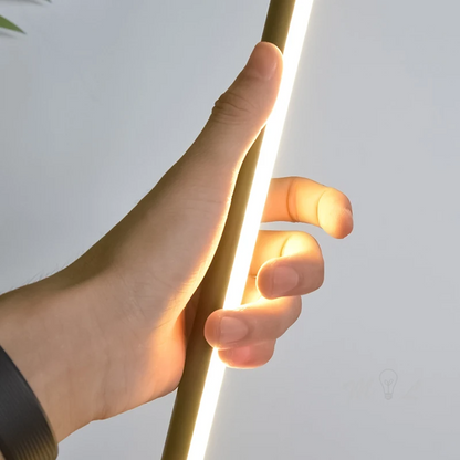 LunaLux | Moderne Schlankes LED-Stehleuchte – Dimmbar mit Fernbedienung, Schwarz, Gold, Weiß