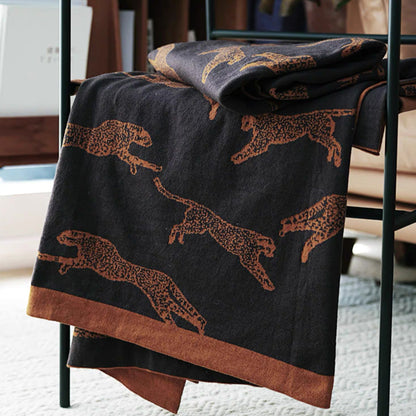 Cheetara | Wurfdecke – Luxuriöses Leopardenmuster für jeden Raum 3