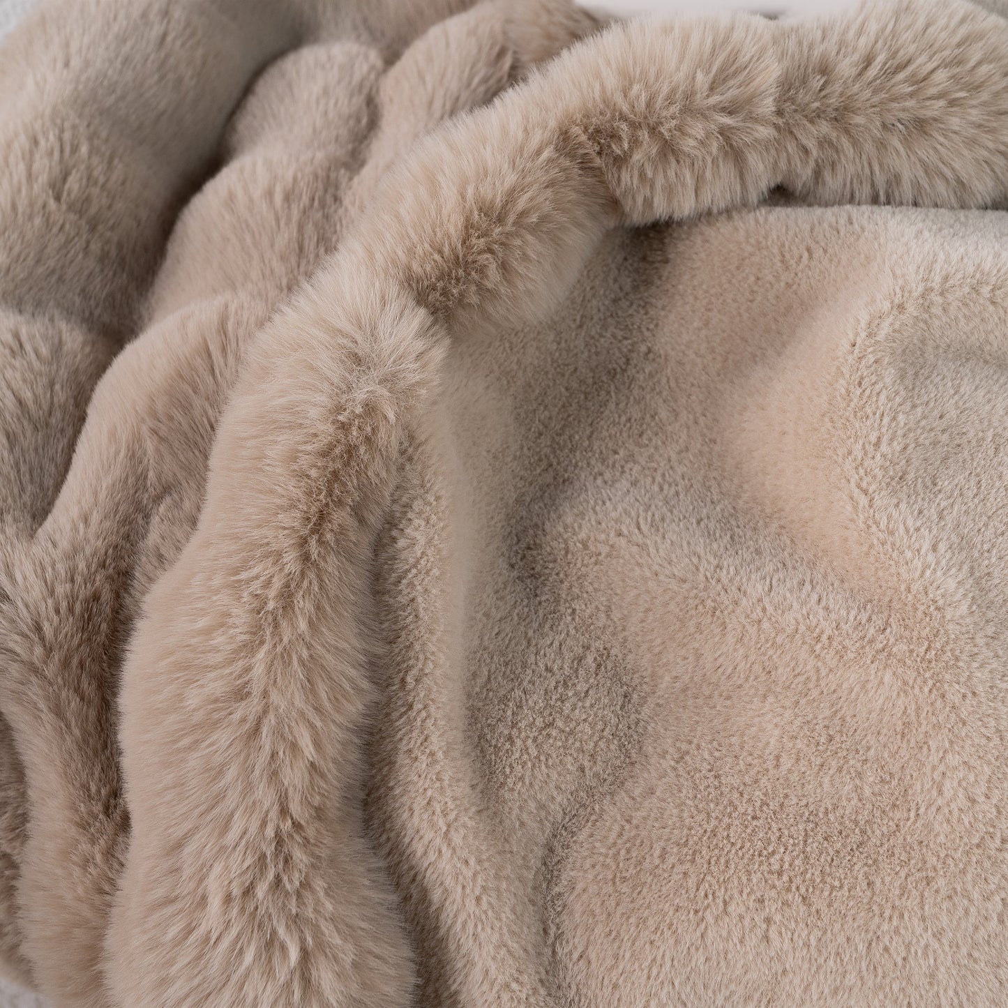 Fluffara | Wurfdecke – Luxuriöses Faux-Kaninchenfell für Ultimativen Komfort 4
