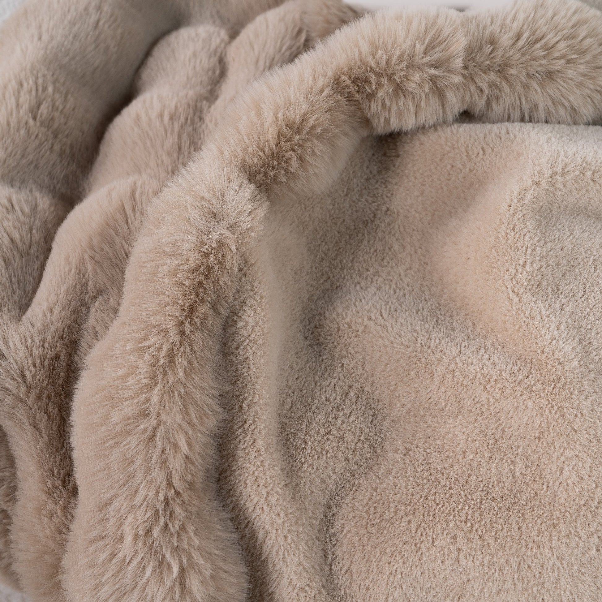 Fluffara | Wurfdecke – Luxuriöses Faux-Kaninchenfell für Ultimativen Komfort 4