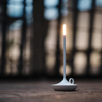 EleganzFlamme | LED-Kerzenleuchte – Stilvolle Wiederaufladbare Lampe mit Realistischem Flackern, Warmweiß, Dimmbar 30/50/100%, Für Wohnzimmer & Schlafzimmer