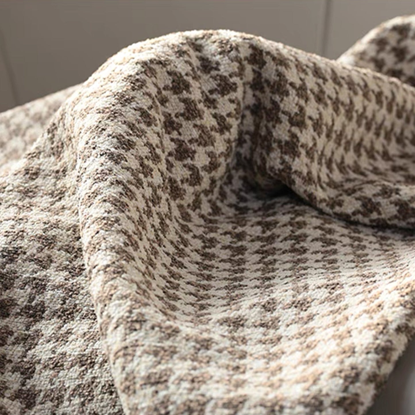 Houndira | Wurfdecke – Elegantes Houndstooth-Muster aus ultraweichem Stoff 1