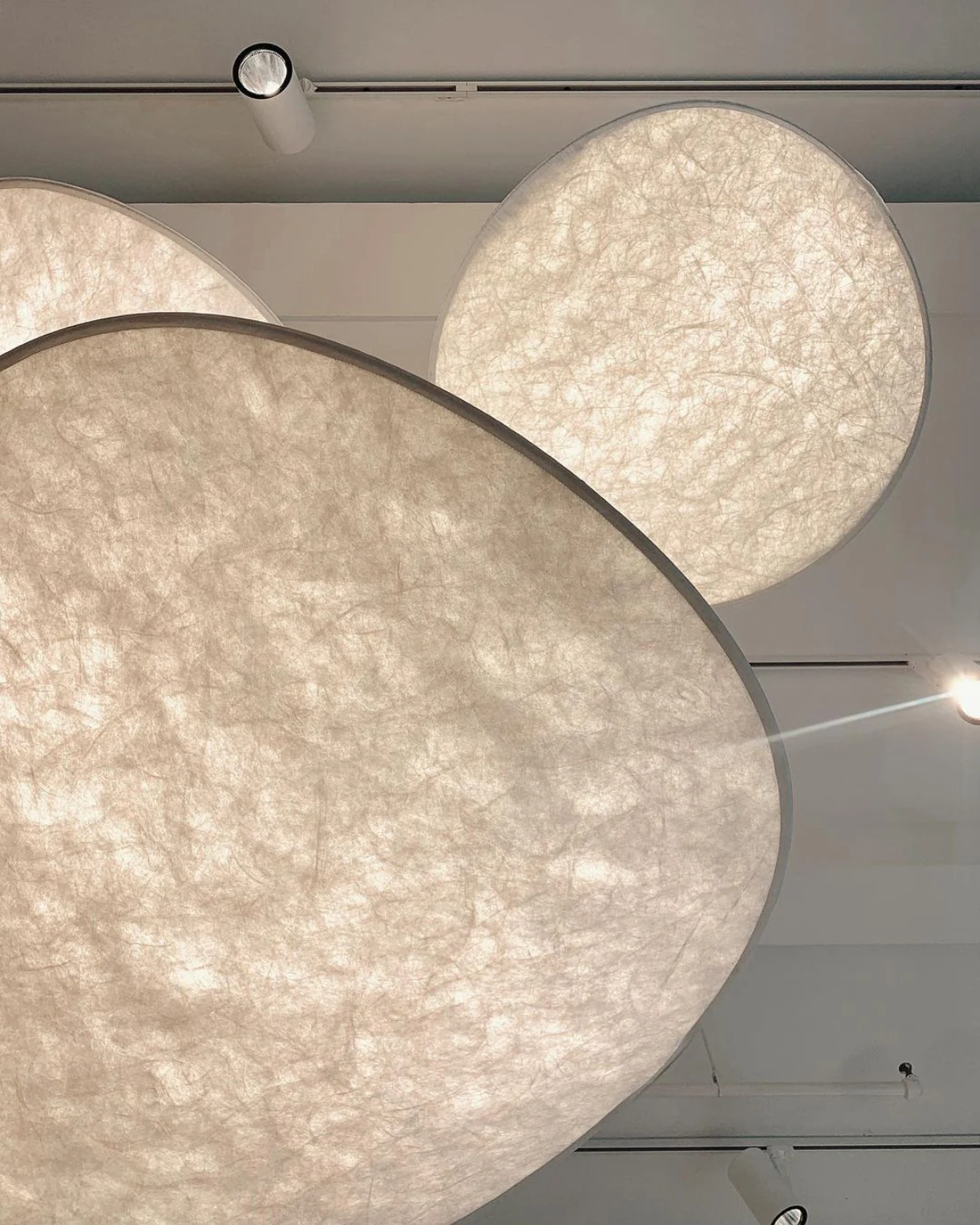 EclipseLicht | Japandi LED-Hängeleuchte aus Kunstseide & Metall, Dimmbar, Höhenverstellbar