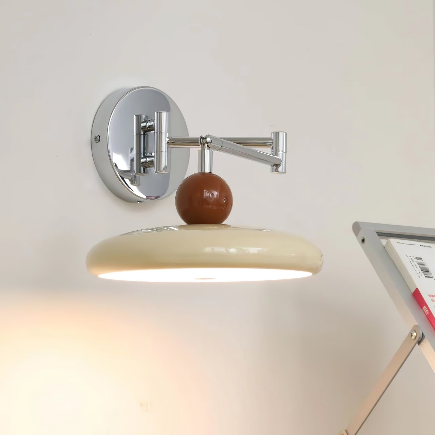 Lola | Schwenkarm Wandlampe - Eleganz für Ihr Zuhause