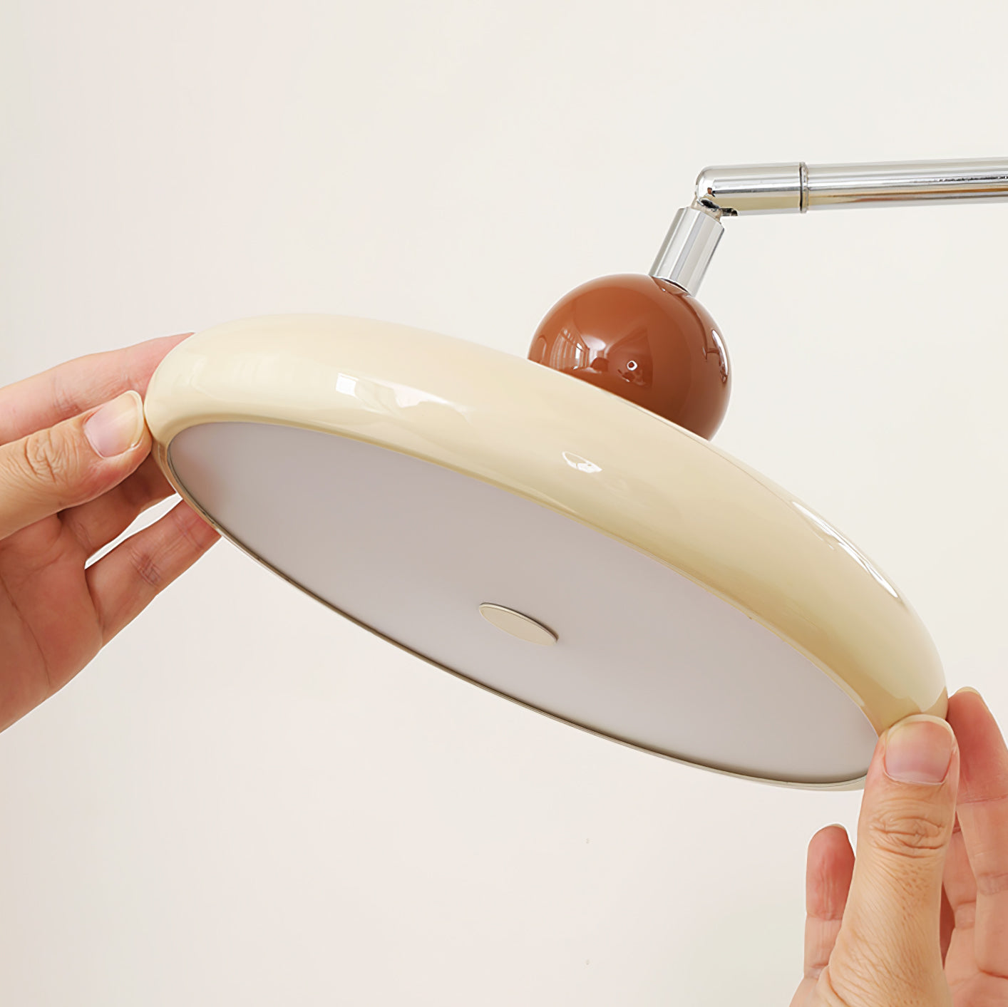 Lola | Schwenkarm Wandlampe - Eleganz für Ihr Zuhause