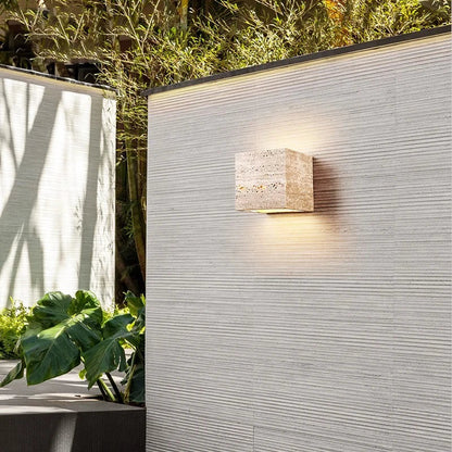 SteinLuxe | Elegante Travertin Außenwandleuchte für stilvolle und wetterfeste Beleuchtung