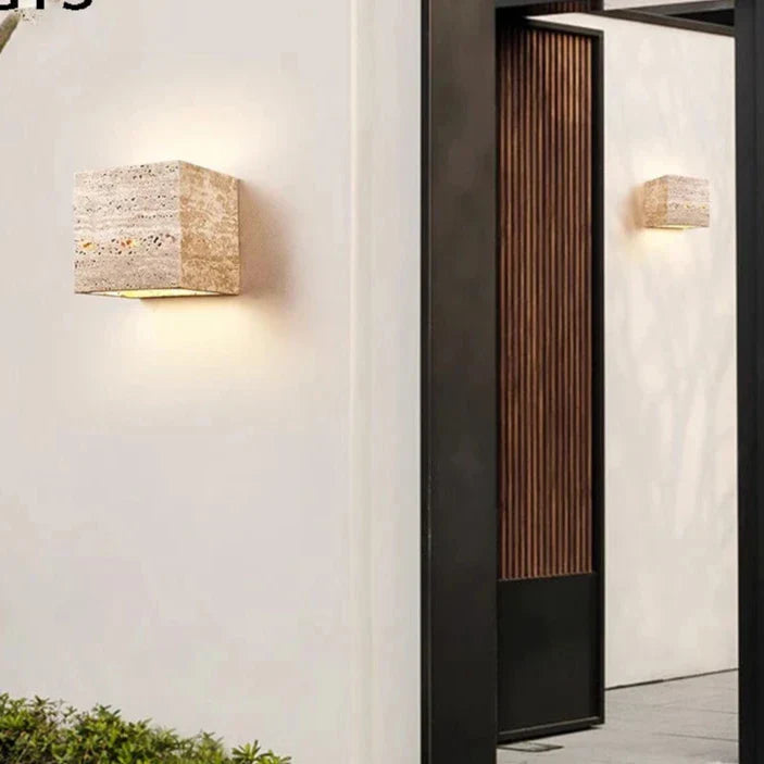 SteinLuxe | Elegante Travertin Außenwandleuchte für stilvolle und wetterfeste Beleuchtung