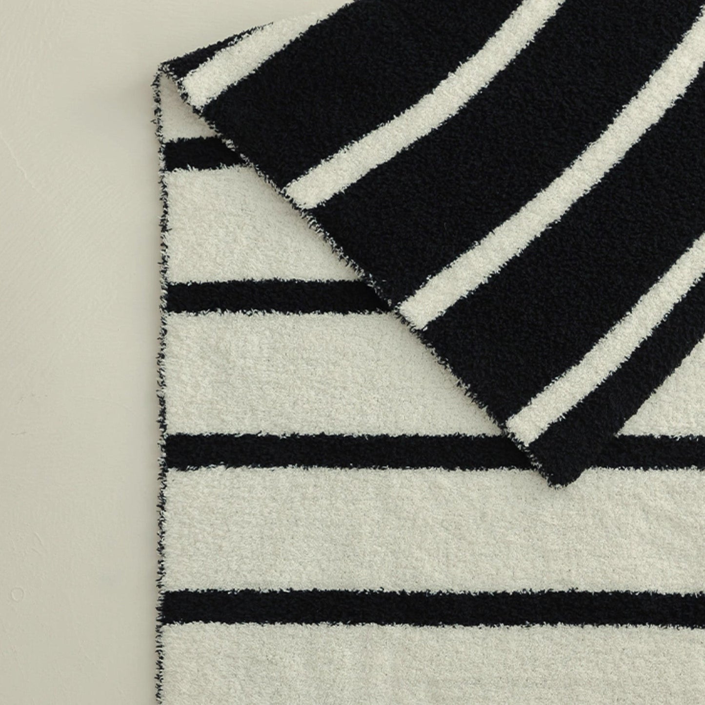 Strivora | Wurfdecke – Stilvolles gestreiftes Design für jeden Raum 3