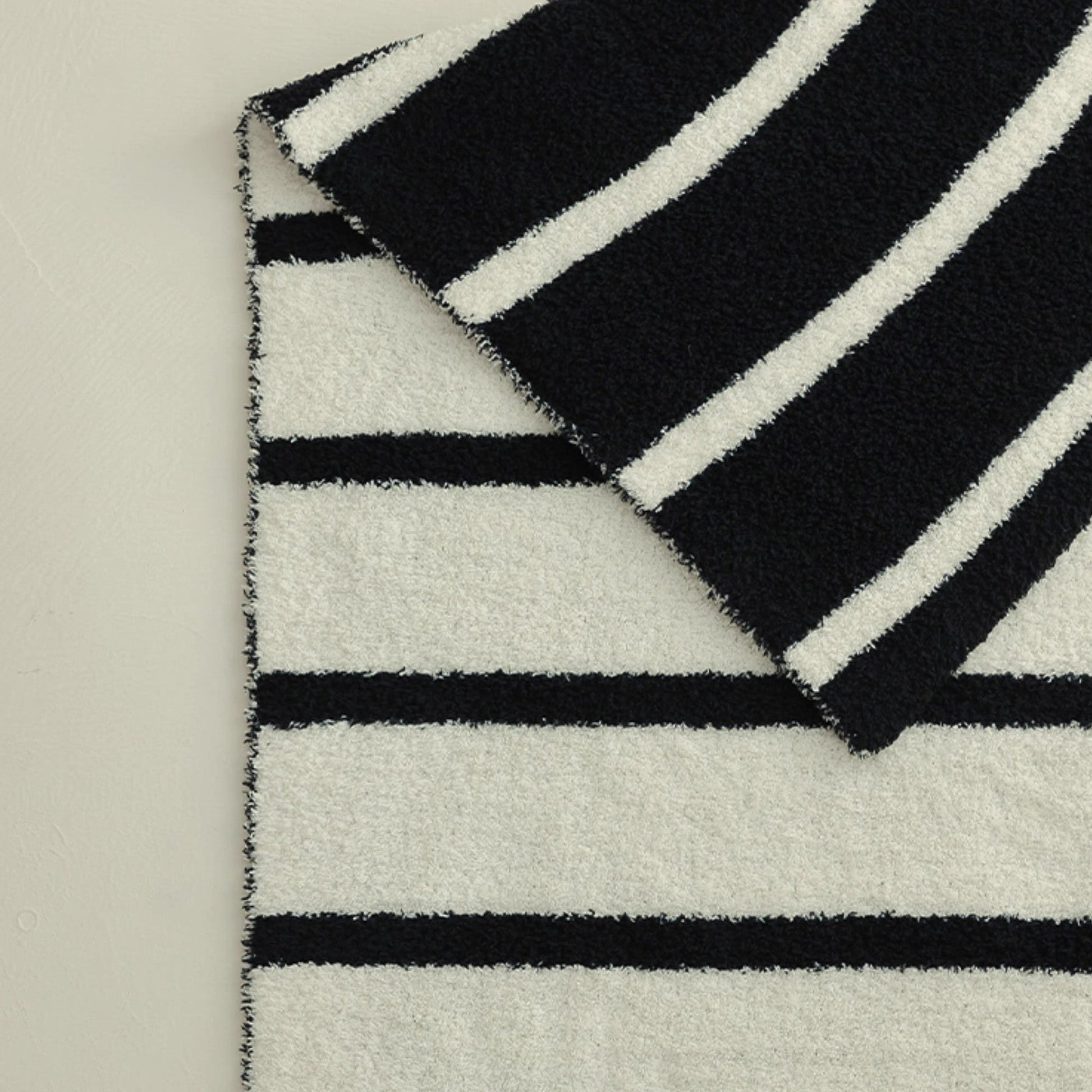 Strivora | Wurfdecke – Stilvolles gestreiftes Design für jeden Raum 3