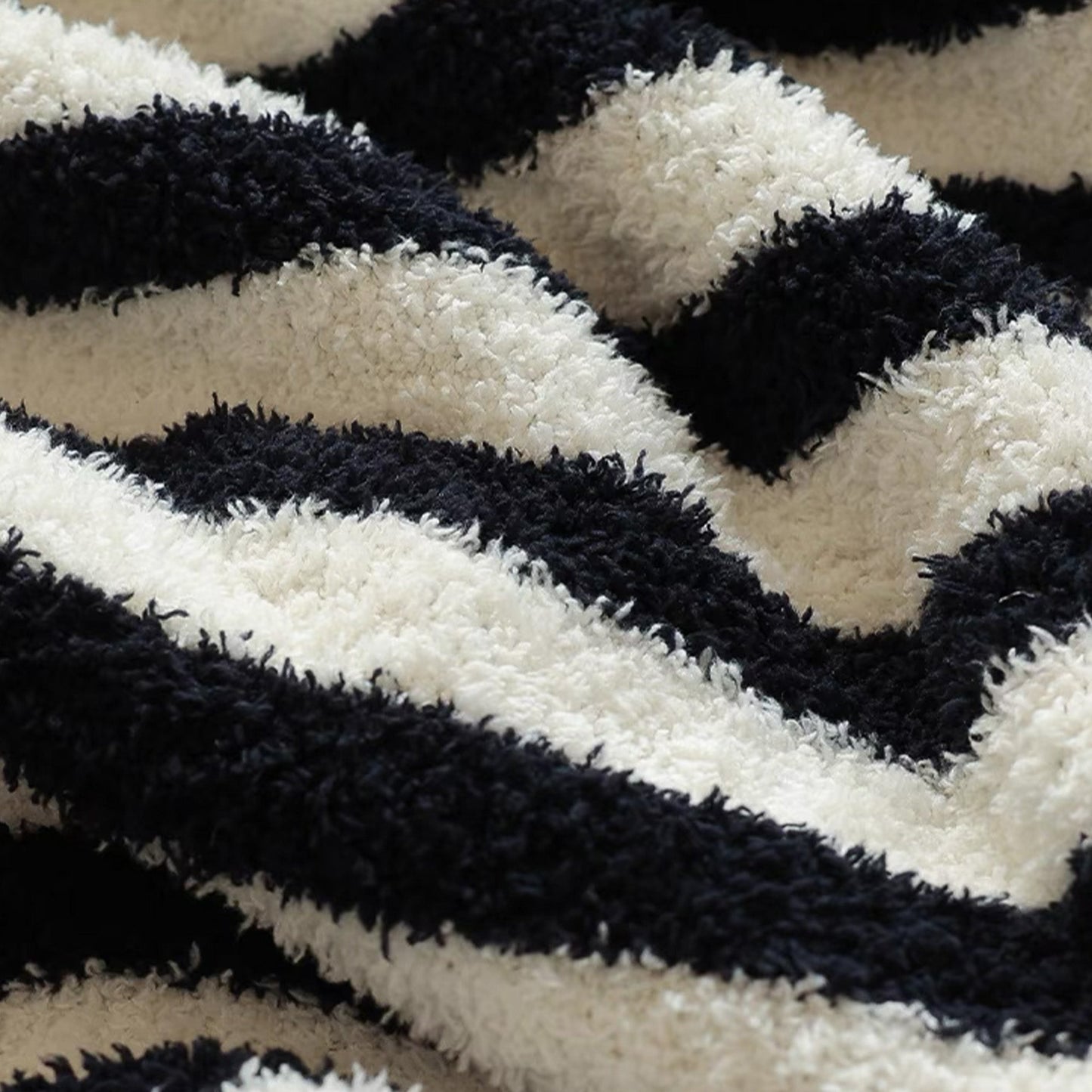 Strivora | Wurfdecke – Stilvolles gestreiftes Design für jeden Raum 4