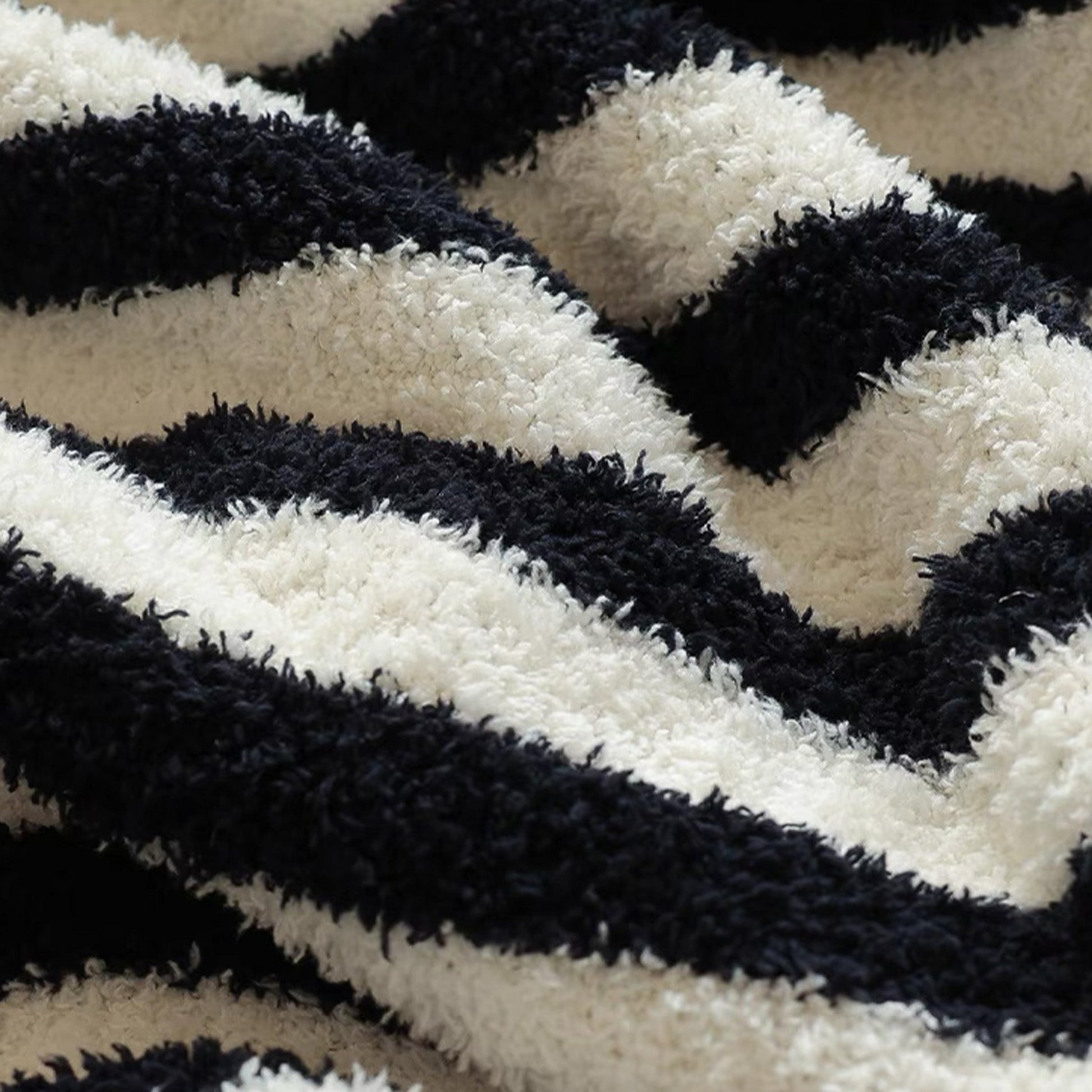Strivora | Wurfdecke – Stilvolles gestreiftes Design für jeden Raum 4