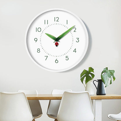 Ewige Vögeluhr – Einzigartige Wanduhr mit Marienkäfer- und Schmetterlingsdesign