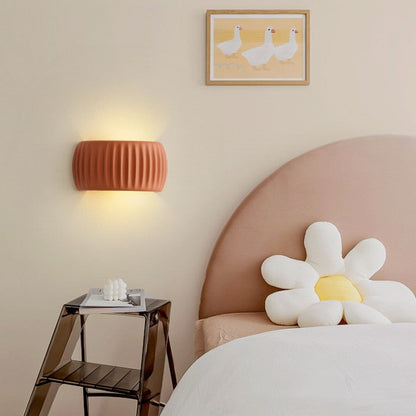 RippleGlow | Art Deco Wandleuchte – Moderne Gerippte Harz-Lampe in Grün, Orange & Weiß