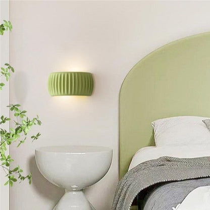 RippleGlow | Art Deco Wandleuchte – Moderne Gerippte Harz-Lampe in Grün, Orange & Weiß