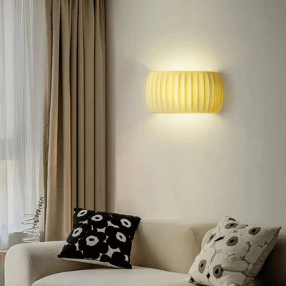RippleGlow | Art Deco Wandleuchte – Moderne Gerippte Harz-Lampe in Grün, Orange & Weiß
