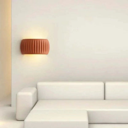 RippleGlow | Art Deco Wandleuchte – Moderne Gerippte Harz-Lampe in Grün, Orange & Weiß