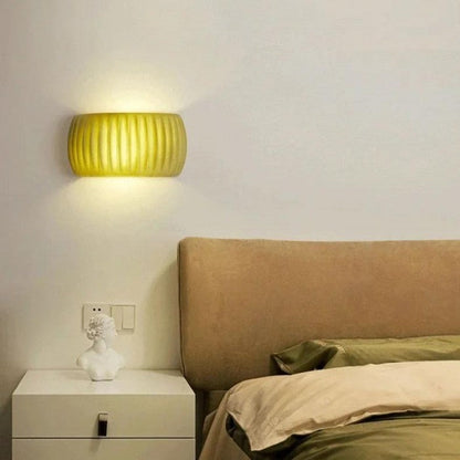 RippleGlow | Art Deco Wandleuchte – Moderne Gerippte Harz-Lampe in Grün, Orange & Weiß