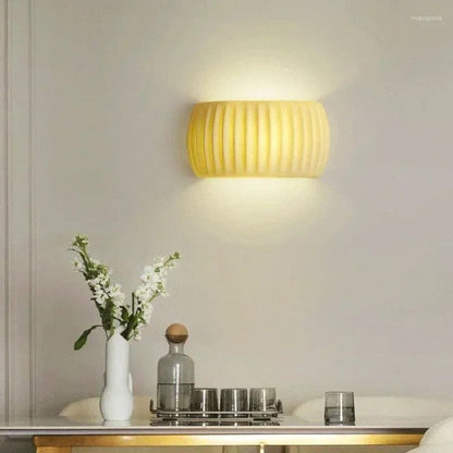 RippleGlow | Art Deco Wandleuchte – Moderne Gerippte Harz-Lampe in Grün, Orange & Weiß