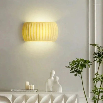 RippleGlow | Art Deco Wandleuchte – Moderne Gerippte Harz-Lampe in Grün, Orange & Weiß
