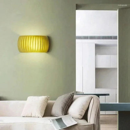 RippleGlow | Art Deco Wandleuchte – Moderne Gerippte Harz-Lampe in Grün, Orange & Weiß