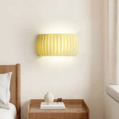 RippleGlow | Art Deco Wandleuchte – Moderne Gerippte Harz-Lampe in Grün, Orange & Weiß