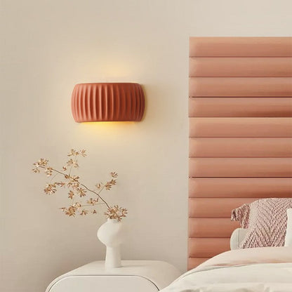 RippleGlow | Art Deco Wandleuchte – Moderne Gerippte Harz-Lampe in Grün, Orange & Weiß