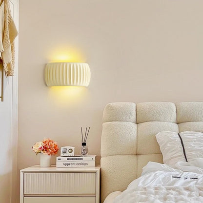 RippleGlow | Art Deco Wandleuchte – Moderne Gerippte Harz-Lampe in Grün, Orange & Weiß