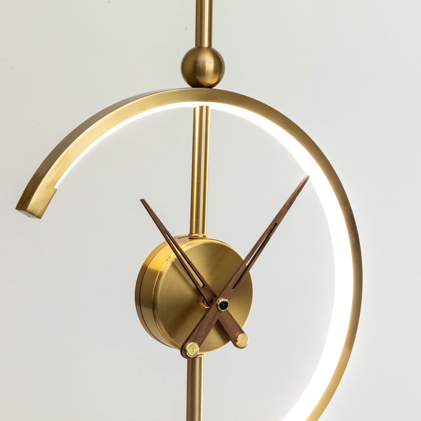 LumoChron | Elegante Lampenuhr mit Integriertem Ladegerät