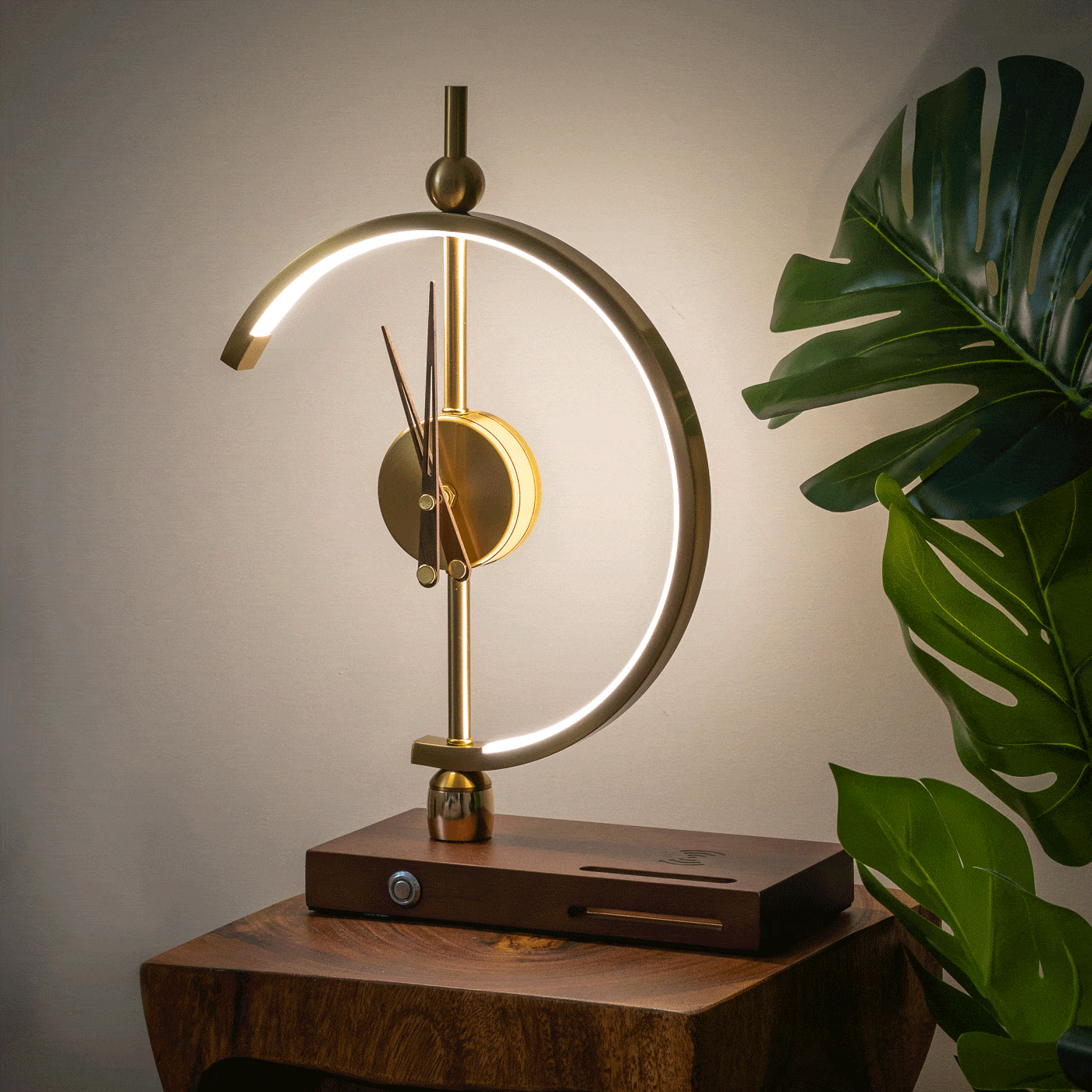 LumoChron | Elegante Lampenuhr mit Integriertem Ladegerät